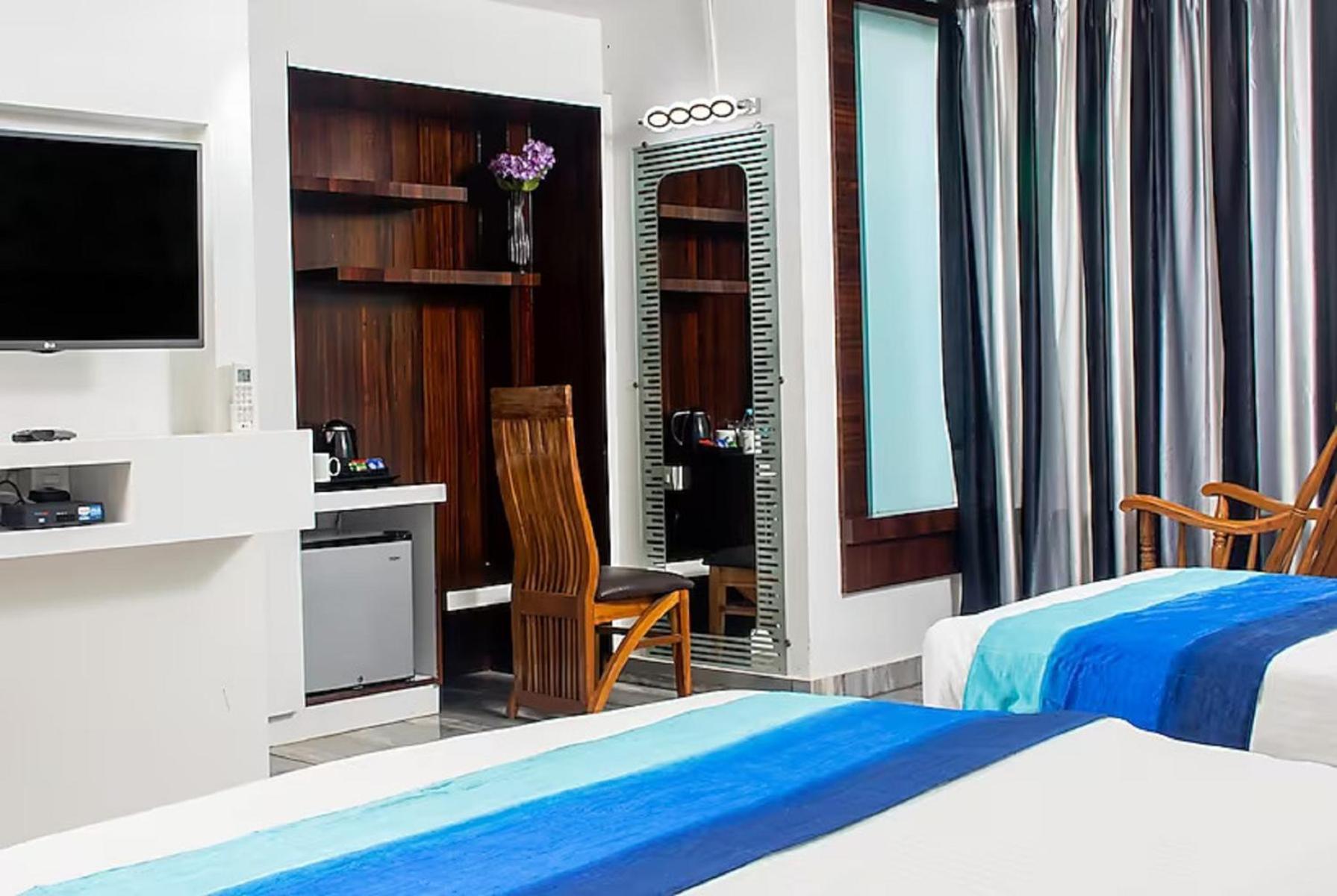 Hotel SGT Plaza Varanasi Exterior foto